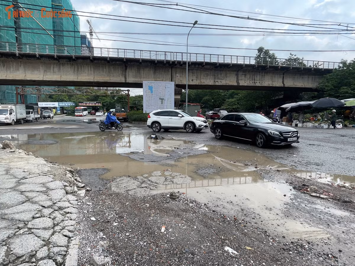 Đường Nguyễn Đình Tứ là tuyến kết nối từ khu vực phố Viên ra đường Phạm Văn Đồng. Tuyến đường có lưu lượng phương tiện khá lớn mỗi ngày, đặc biệt vào các khung giờ cao điểm khi nhiều người dân và sinh viên di chuyển qua khu vực.