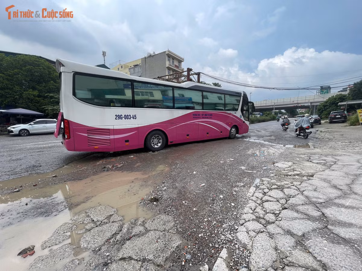Để tránh các điểm xuống cấp, nhiều người điều khiển xe máy phải liên tục đánh lái hoặc đi sát mép đường. Vào giờ cao điểm, việc lưu thông qua tuyến đường trở nên khó khăn hơn do lượng phương tiện đông.