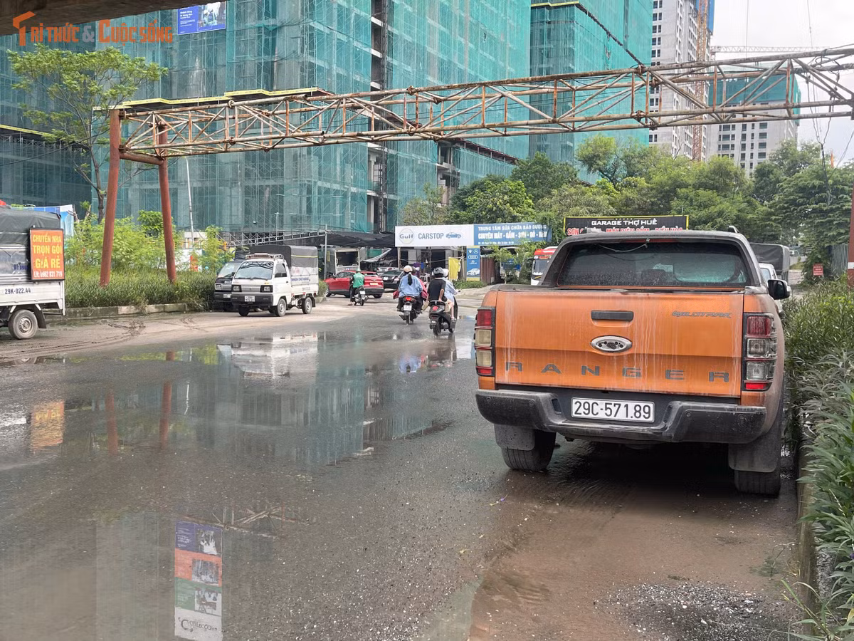 Nhiều ô tô dừng, đỗ dưới lòng đường trong thời gian dài, chiếm dụng một phần diện tích dành cho các phương tiện lưu thông. Tình trạng này khiến các xe đi qua phải giảm tốc độ hoặc nhường đường cho nhau.