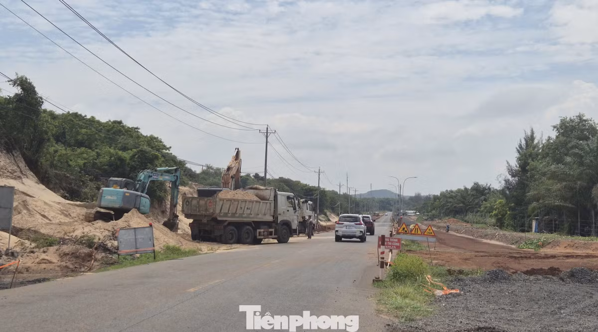 Các nhà thầu tận thu khoáng sản là cát trên tuyến đường thi công để san lấp phần dưới cùng nhưng vẫn thiếu nguyên vật liệu là đất phủ, đá