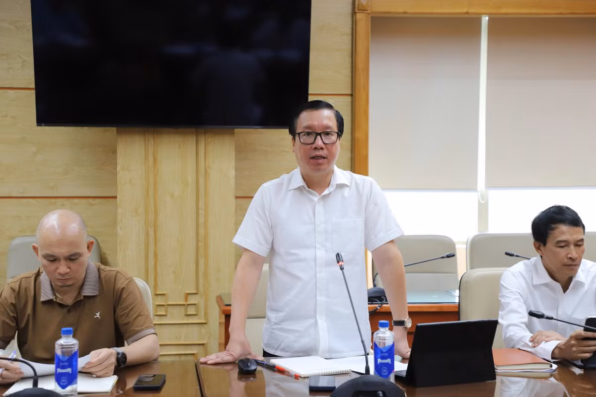 Ông Hoàng Cương, Vụ Phó Vụ Kế hoạch – Tài chính, Phó Giám đốc Phụ trách Ban Quản lý dự án công trình Y tế báo cáo tiến độ tại cuộc họp.