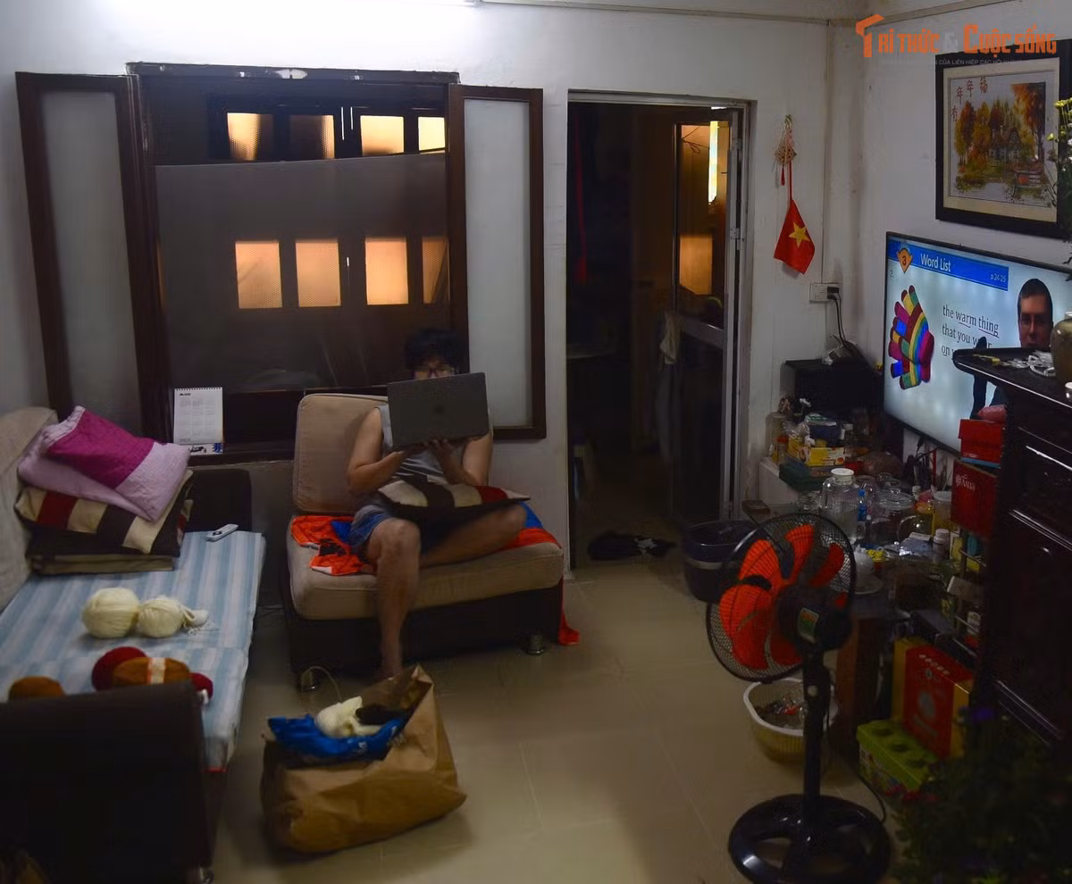 Phía sau cánh cửa căn hộ khu tập thể, không gian sinh hoạt của gia đình được bố trí trong diện tích hạn chế, với nhiều vật dụng sắp xếp sát nhau để tiết kiệm diện tích.