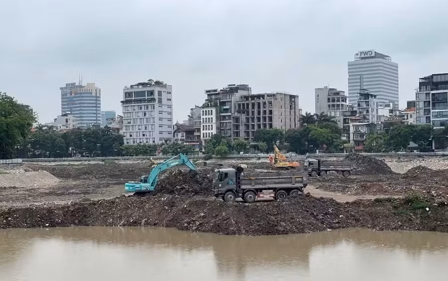Những ngày này, khu vực hồ Ba Mẫu trở thành công trường với sự xuất hiện của nhiều máy xúc, xe chuyên dụng và công nhân thi công. Các hạng mục được triển khai đồng thời ở nhiều vị trí để bảo đảm tiến độ, trong đó ưu tiên xử lý lòng hồ và hệ thống hạ tầng kỹ thuật.