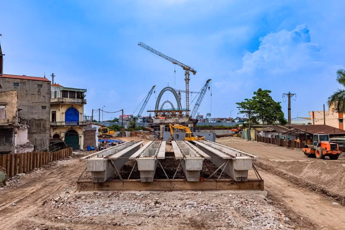 Những ngày này, không khí làm việc trên công trường diễn ra khẩn trương khi đội ngũ kỹ sư, công nhân tập trung thi công các hạng mục còn lại. Nhiều vị trí trên mặt cầu đang được đồng loạt triển khai để bảo đảm tiến độ chung của dự án.(Ảnh: Văn Đoan)