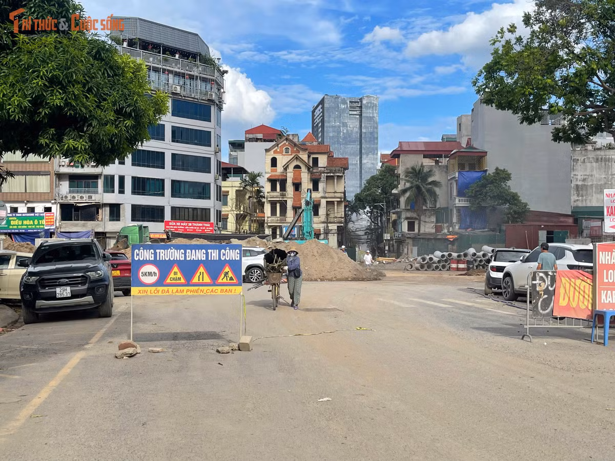 Biển cảnh báo, rào chắn và hệ thống phân luồng được bố trí dọc công trường nhằm bảo đảm an toàn cho người dân trong suốt quá trình thi công.