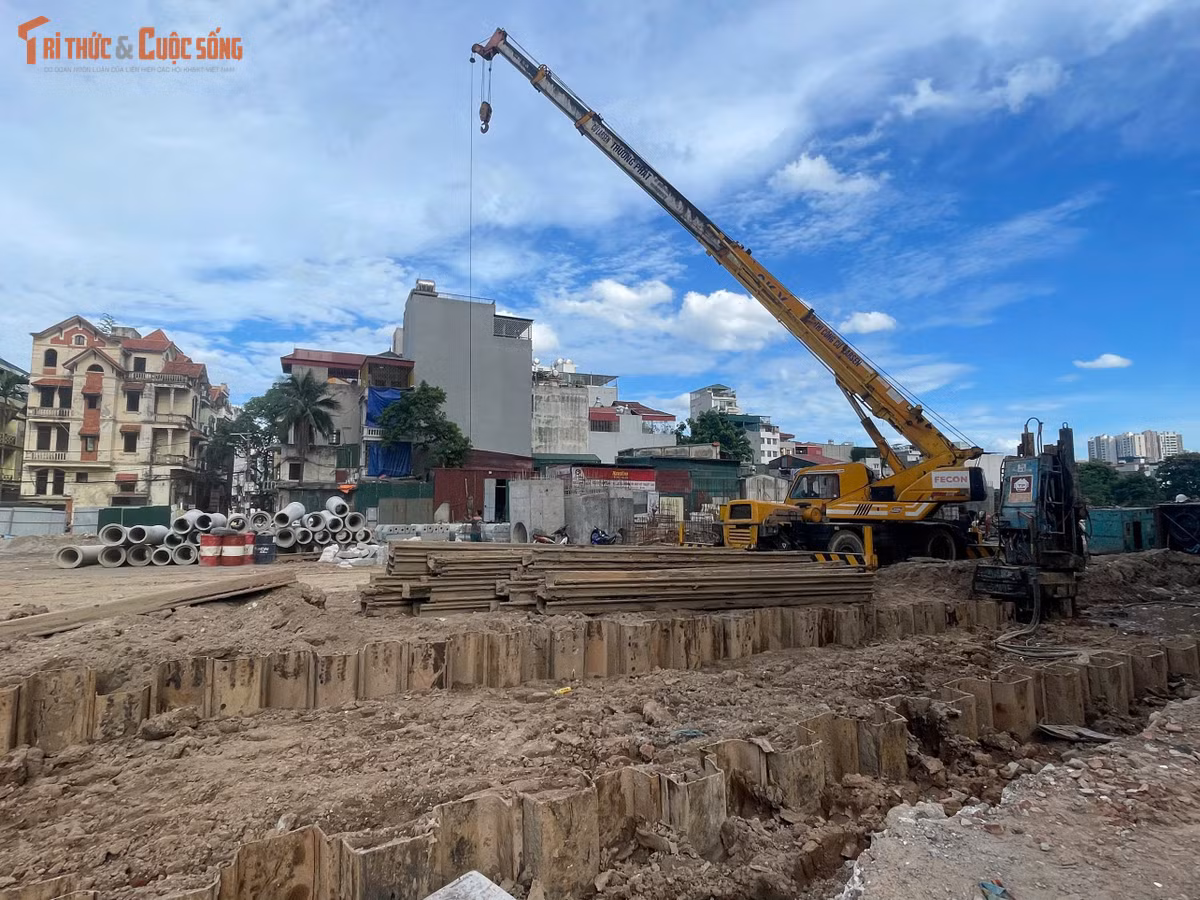 Nhiều máy móc, phương tiện cơ giới được huy động để san nền, đào đắp và xử lý mặt bằng. Khối lượng công việc được triển khai tại nhiều vị trí trên toàn tuyến.