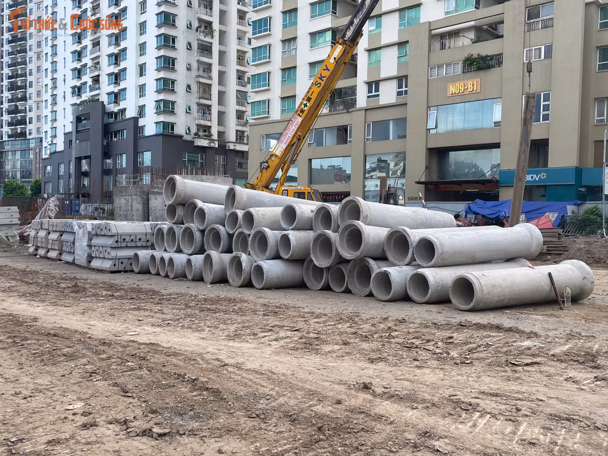 Dọc tuyến, nhiều vật liệu xây dựng như cống bê tông, sắt thép và cát đá được tập kết để phục vụ việc làm đường. Khối lượng vật tư lớn cho thấy công trường đang bước vào giai đoạn thi công cao điểm.