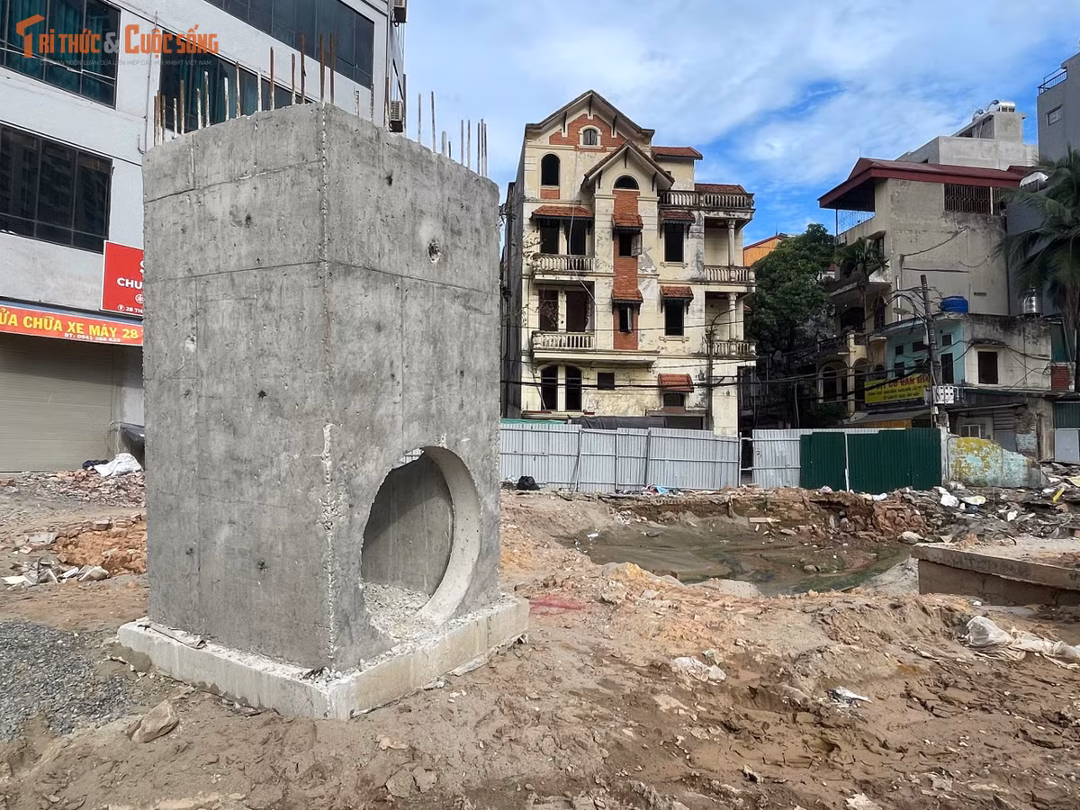 Một số kết cấu kỹ thuật đã được lắp dựng trên công trường theo thiết kế. Đây là một trong những phần việc được thực hiện trước khi hoàn thiện các công trình hạ tầng và mặt đường phía trên.