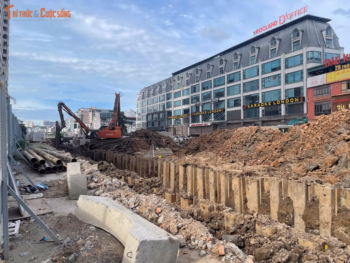 Sau giai đoạn xử lý mặt bằng, nhiều tổ công nhân chia thành các nhóm làm việc tại nhiều vị trí trên tuyến. Hoạt động xây dựng diễn ra liên tục nhằm đáp ứng tiến độ đã đề ra.