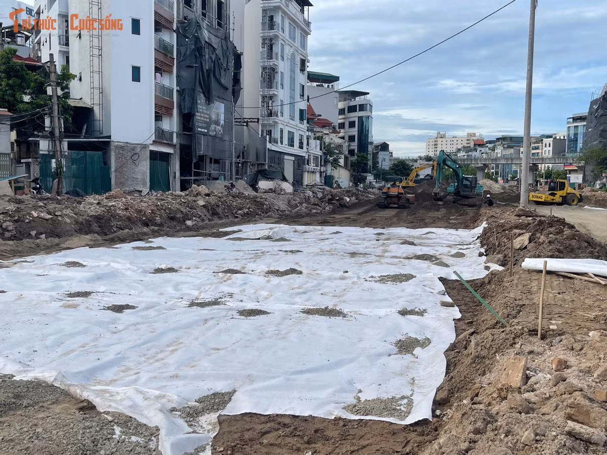 Ngõ 381 Nguyễn Khang là một trong những tuyến đường thường xuyên xảy ra ùn tắc tại khu vực Cầu Giấy do mặt đường hẹp, lưu lượng phương tiện lớn. Việc cải tạo được người dân mong chờ sau nhiều năm xuống cấp.