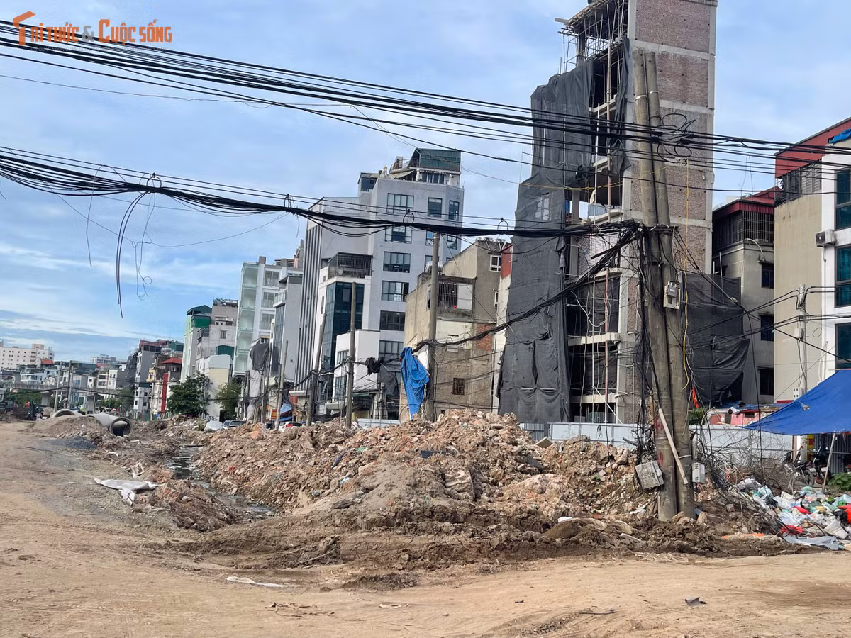 Bên cạnh những đoạn đã được thi công, vẫn còn một số vị trí có đường dây điện chạy qua khu vực công trường. Việc di dời các công trình điện sẽ được thực hiện trước khi hoàn thiện toàn bộ tuyến đường.