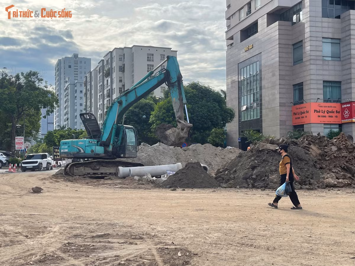 Sau khi hoàn thành công tác giải phóng mặt bằng, dự án mở tuyến đường kết nối phố Thành Thái với ngõ 381 Nguyễn Khang bước vào giai đoạn thi công. Đây là một trong những công trình giao thông đang được triển khai nhằm hoàn thiện hạ tầng khu vực phường Cầu Giấy.