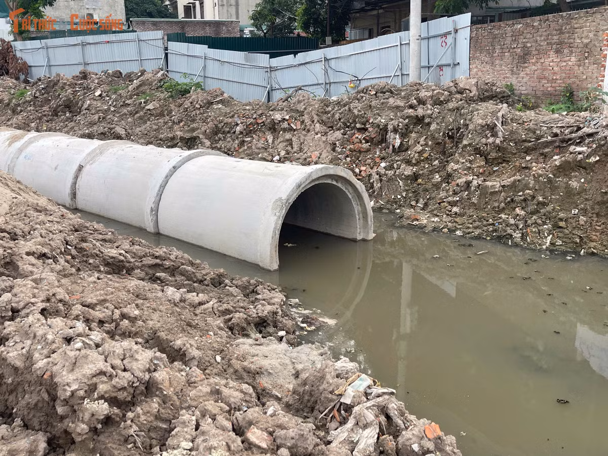 Cùng với phần nền đường, hệ thống thoát nước cũng được lắp đặt. Những đốt cống bê tông cỡ lớn liên tục được đưa đến công trường để phục vụ việc đấu nối.