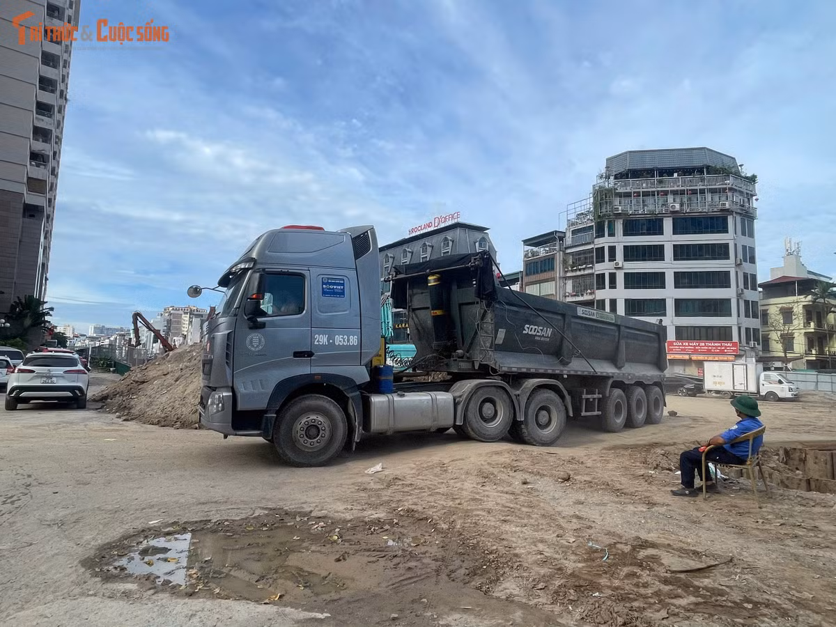 Đất đá và vật liệu được vận chuyển liên tục phục vụ quá trình hình thành nền đường. Một số đoạn đã bắt đầu định hình theo quy mô thiết kế.