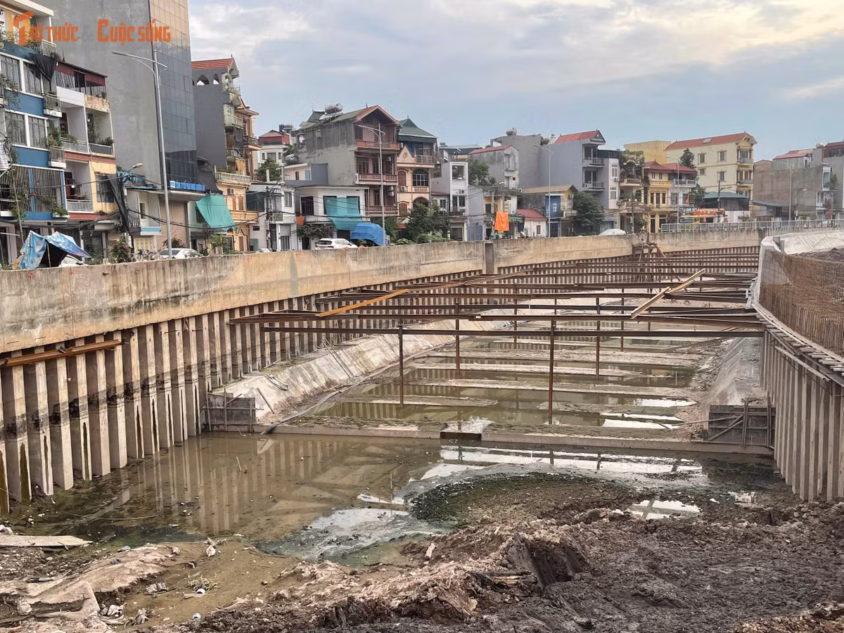 Các công nhân tập trung gia công cốt thép, lắp dựng ván khuôn và chuẩn bị đổ bê tông bờ kè. Công tác thi công được triển khai theo hình thức cuốn chiếu trên toàn tuyến.
