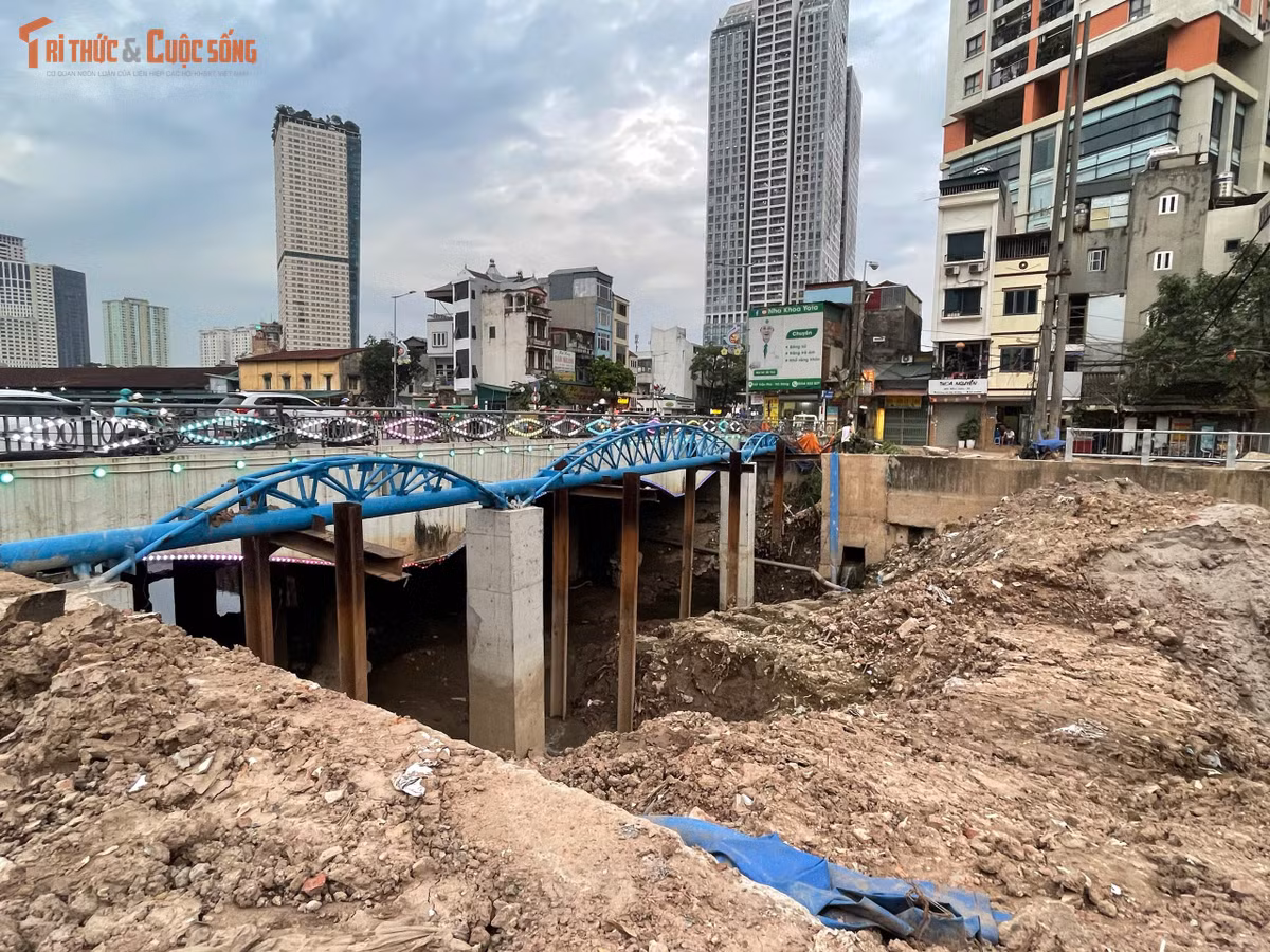 Theo chỉ đạo của lãnh đạo TP Hà Nội trong đợt kiểm tra tiến độ hồi tháng 4, hạng mục kênh dẫn phải hoàn thành trước ngày 30/4, còn các hạng mục cảnh quan phải hoàn thành trước 30/6. Tuy nhiên, đến thời điểm hiện tại, công trường vẫn còn nhiều hạng mục đang được triển khai. Các đơn vị thi công tiếp tục huy động nhân lực, máy móc để đẩy nhanh tiến độ.