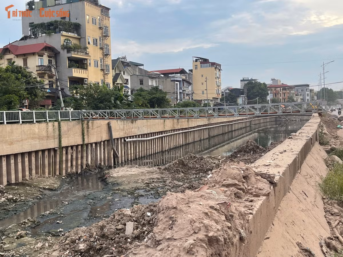 Theo ghi nhận của PV Tri thức và Cuộc sống, nhiều đoạn kênh đang được nạo vét lòng kênh, gia cố nền và xử lý bùn đất trước khi thi công các hạng mục tiếp theo.