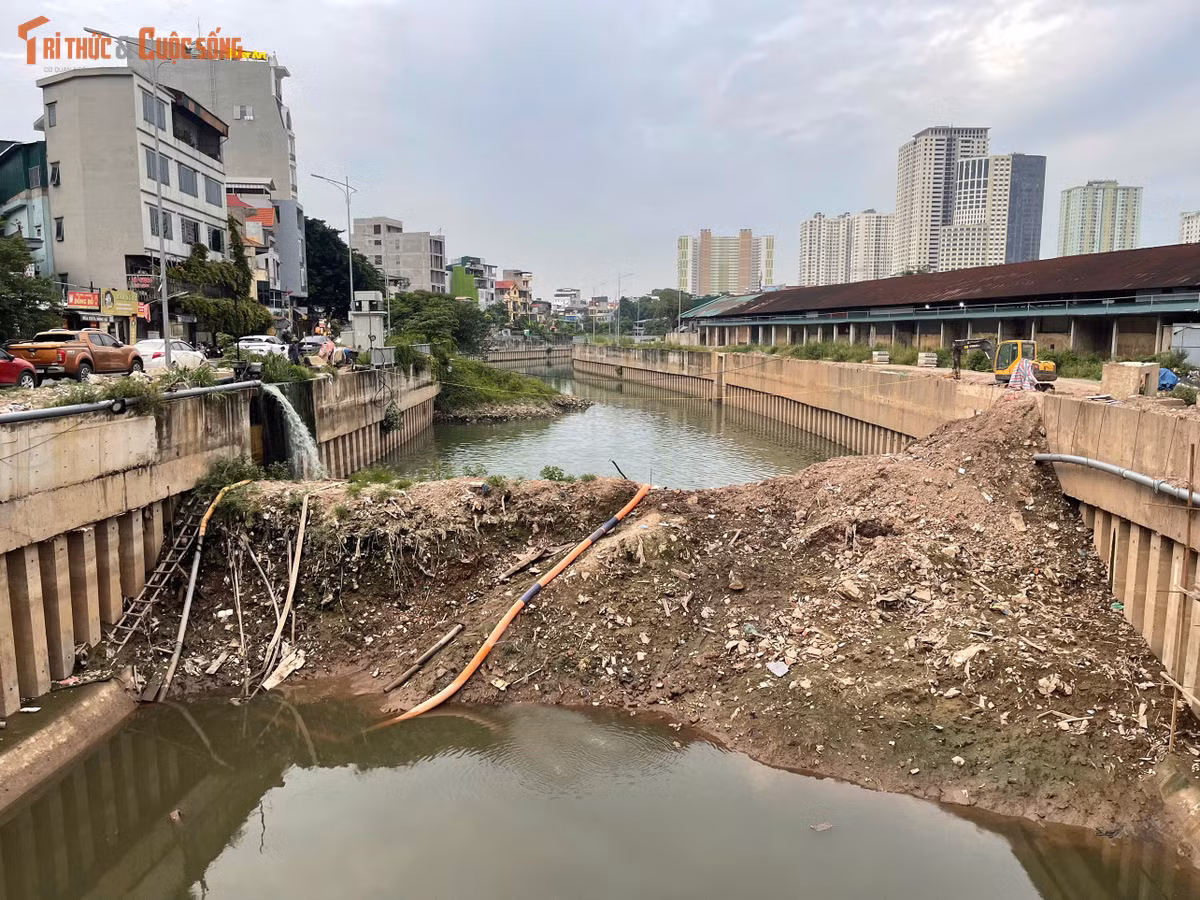 Hiện các nhà thầu vẫn duy trì nhiều mũi thi công trên toàn tuyến để hoàn thiện những hạng mục còn lại, hướng tới sớm đưa công trình vào khai thác đồng bộ.