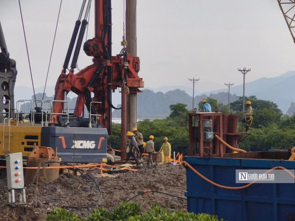 Việc công trường vẫn duy trì hoạt động trong kỳ nghỉ lễ cũng phần nào cho thấy áp lực tiến độ của một dự án có quy mô đặc biệt lớn.