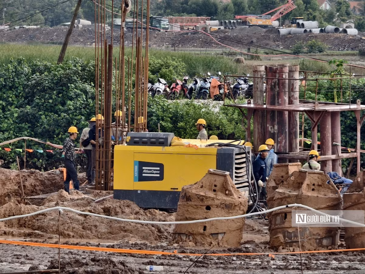 Mỗi tốp đảm nhiệm một phần việc khác nhau. Người vận hành máy móc, người kiểm tra, xử lý các hạng mục kỹ thuật; các nhóm công nhân phối hợp để từng phần việc được triển khai liên tục, hạn chế thời gian chờ đợi.
