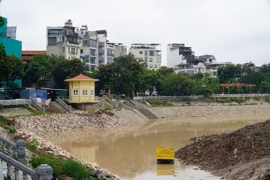 Sau gần 20 năm, hồ Ba Mẫu (phường Văn Miếu - Quốc Tử Giám, Hà Nội) đang bước vào đợt cải tạo quy mô lớn nhằm cải thiện môi trường nước và hoàn thiện hạ tầng kỹ thuật. Khi hoàn thành, dự án sẽ góp phần nâng cao khả năng tiêu thoát nước, đồng thời mang đến diện mạo mới cho không gian công cộng quanh hồ.