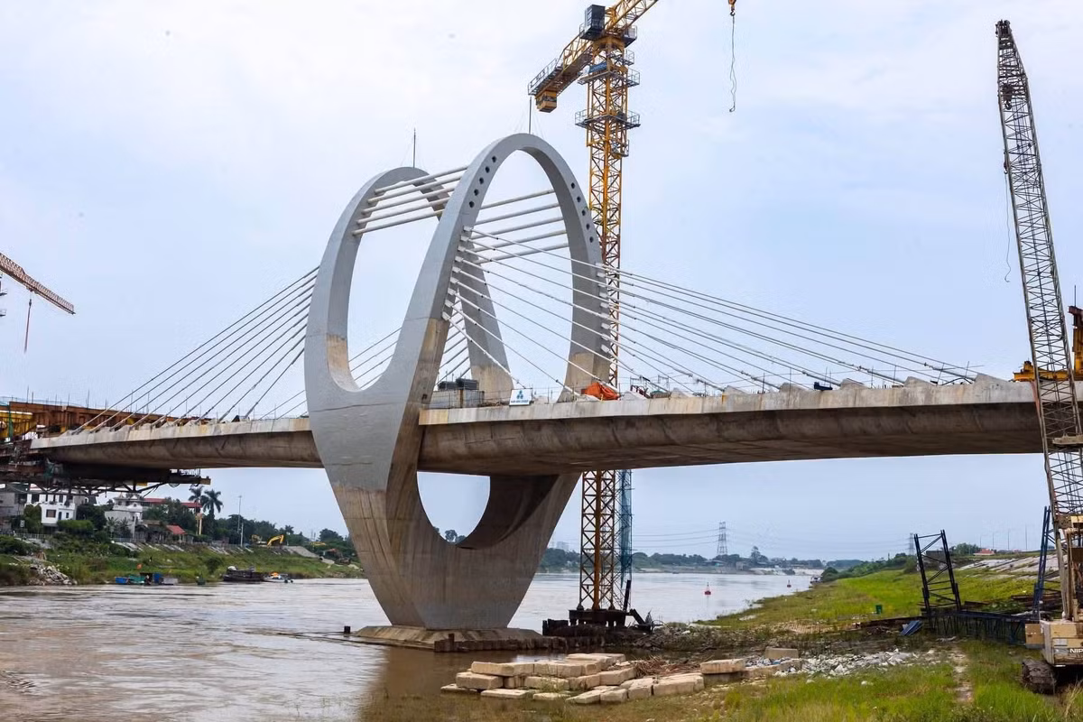 Dự án gồm hai hợp phần, trong đó cầu đường sắt có tổng chiều dài khoảng 1.000m. Hợp phần xây dựng cầu đường bộ mới dài khoảng 700m, đồng thời đầu tư hệ thống nút giao và đường dẫn ở hai đầu cầu.(Ảnh: Văn Đoan)