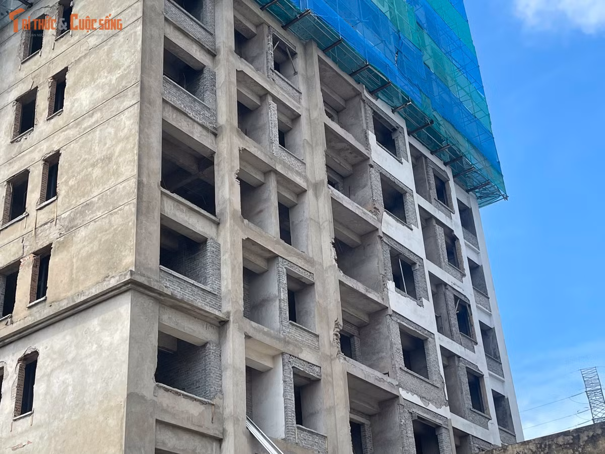 Khu vực thi công tại các tòa nhà được tổ chức đồng bộ, nhiều hạng mục bên trong và bên ngoài công trình đang được triển khai nhằm đáp ứng các yêu cầu khi đưa vào sử dụng theo công năng mới.