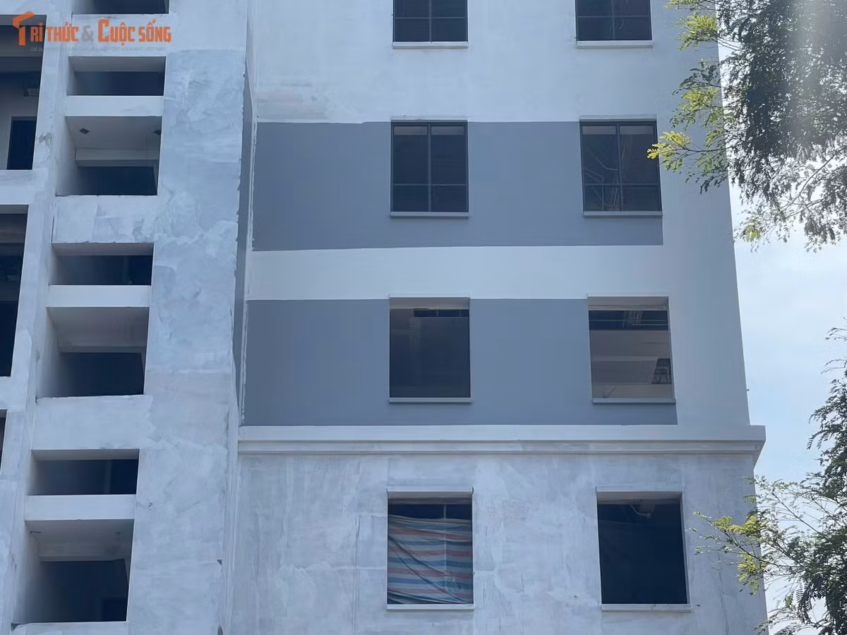 Mặt ngoài các tòa nhà đang được sơn sửa, xử lý chống thấm và cải tạo lại diện mạo. Những lớp sơn mới dần thay đổi hình ảnh các khối nhà từng có thời gian dài không được sử dụng.