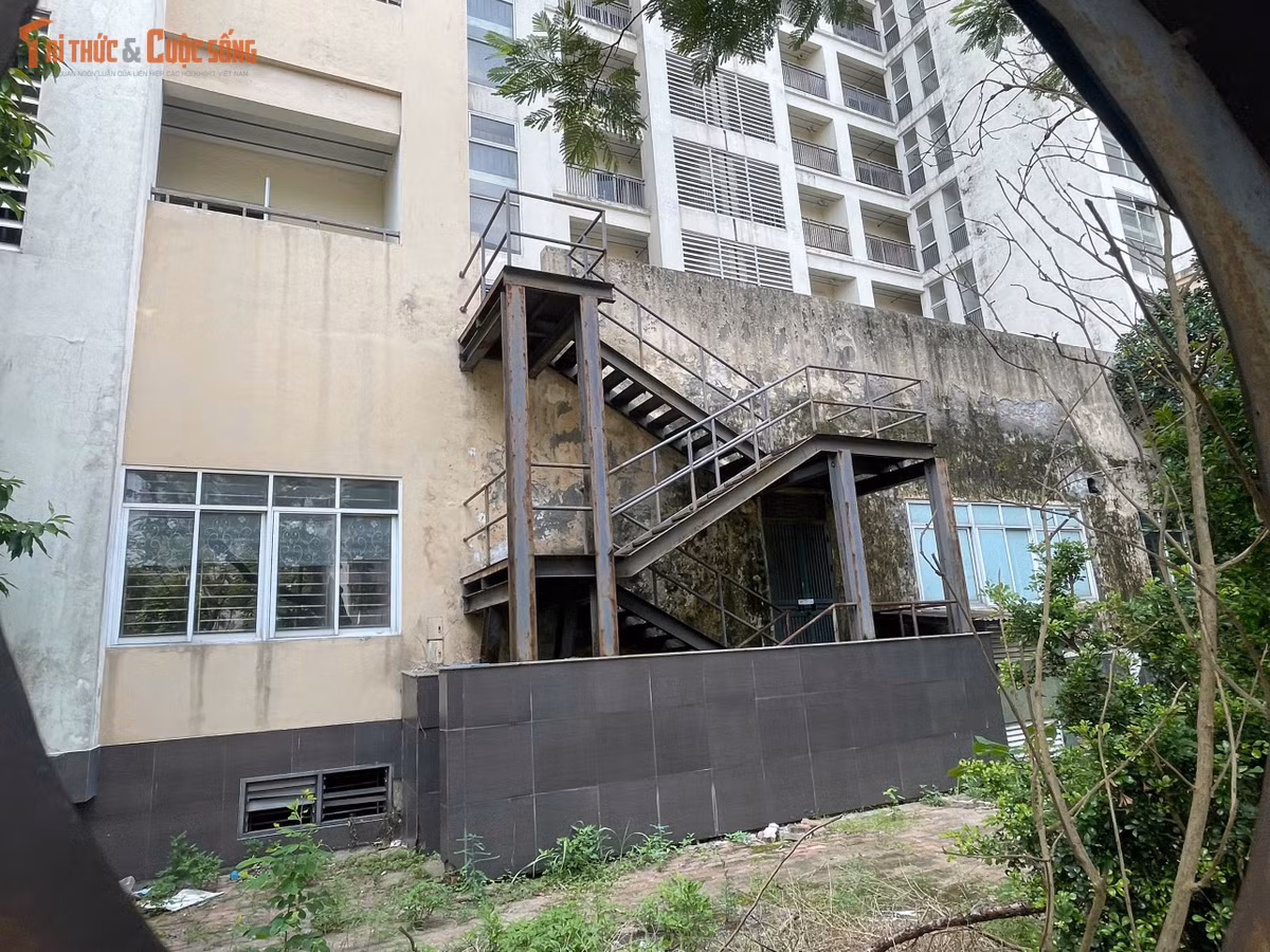 Nhiều hạng mục tại khu ký túc xá đã xuống cấp sau thời gian dài ít sử dụng. Bề mặt công trình xuất hiện dấu hiệu cũ kỹ, cảnh quan một số khu vực chưa tương xứng với quy mô đầu tư ban đầu.