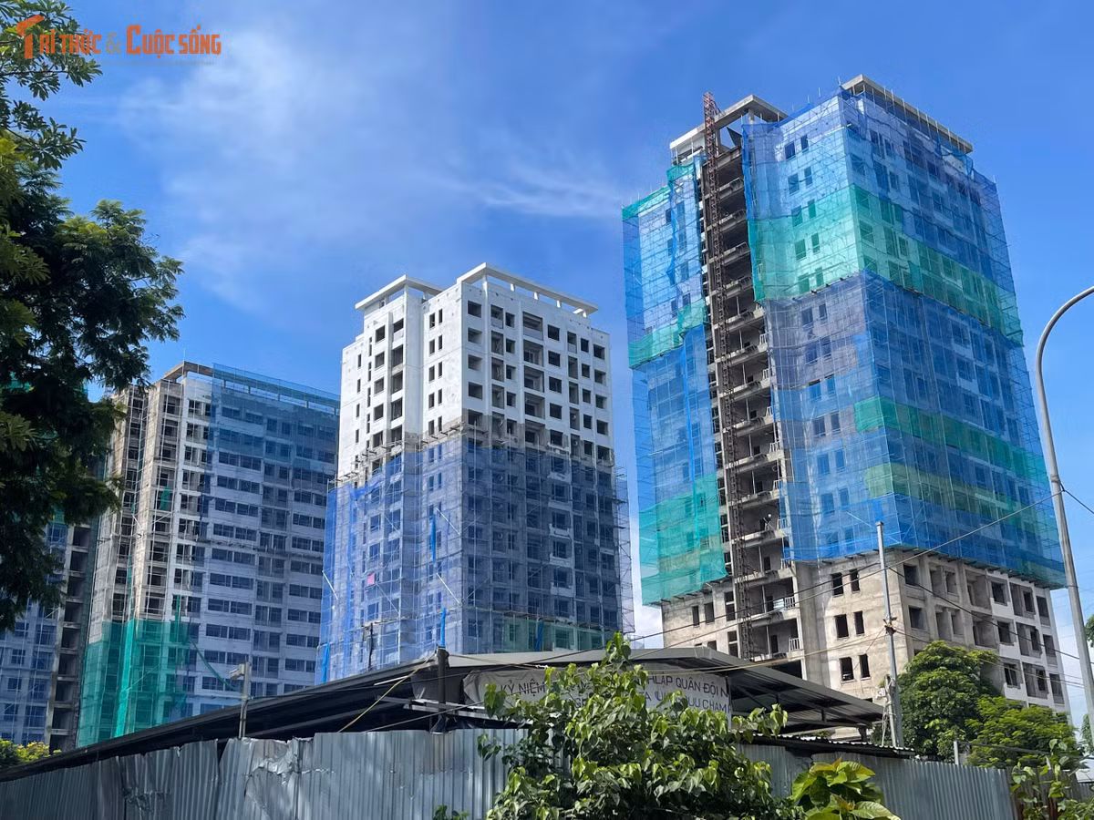 Dự án khu nhà học sinh, sinh viên Pháp Vân - Tứ Hiệp được khởi công từ năm 2009 trên khu đất rộng hơn 40.000 m², với tổng mức đầu tư khoảng 1.900 tỷ đồng từ nguồn vốn ngân sách thành phố Hà Nội. Toàn khu gồm 6 tòa chung cư cao 19 tầng, ký hiệu từ A1 đến A6.