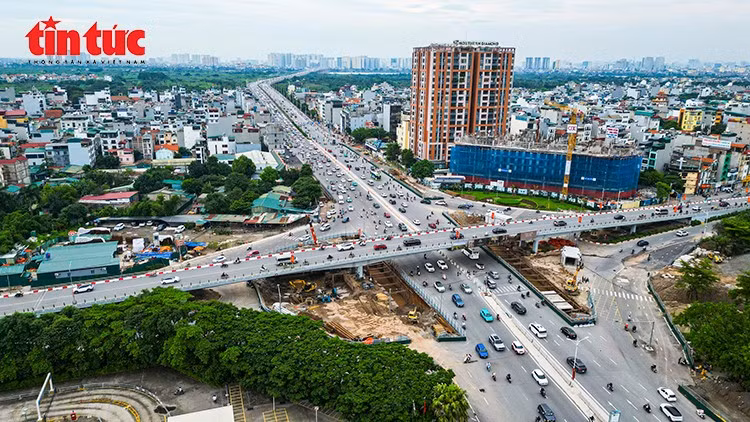 Các phương tiện lưu thông dày đặc qua nút giao Cổ Linh - Vĩnh Tuy, nơi dự án hầm chui đang được triển khai.