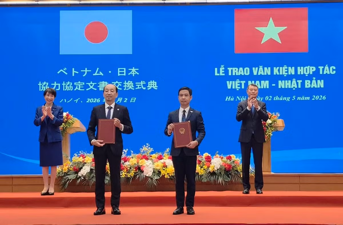 TS Lê Xuân Huy, Phó Tổng Giám đốc VNSC và Ông Yasuo Ishii, Phó Chủ tịch cấp cao JAXA trao thoả thuận hợp tác, dưới sự chứng kiến của Thủ tướng Chính phủ Việt Nam Lê Minh Hưng và Thủ tướng Nhật Bản Sanae Takaichi.