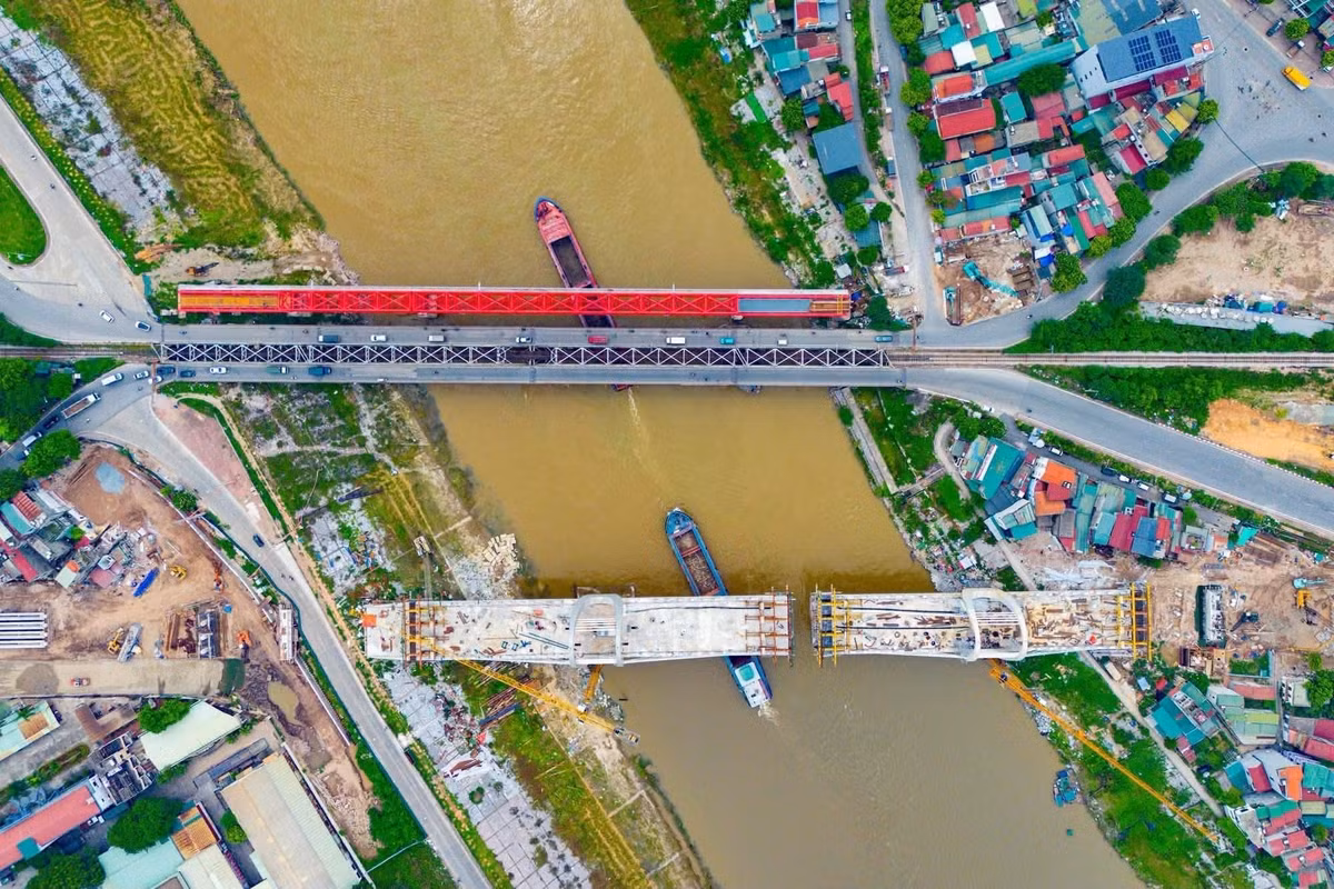 Cầu Đuống mới, thuộc địa bàn xã Phù Đổng (Hà Nội), đang bước vào giai đoạn thi công gấp rút. Công trình có tổng mức đầu tư 1.848 tỷ đồng, được khởi công từ cuối năm 2023. (Ảnh: Văn Đoan)