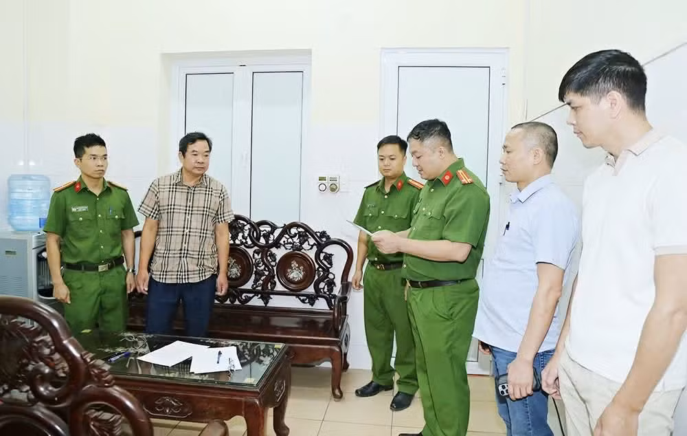 Cơ quan Cảnh sát điều tra Công an tỉnh Bắc Ninh khám xét nơi làm việc của Hoàng Văn Huấn (áo kẻ).