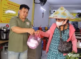 Mỗi ngày, bà Cường đều đến quán cơm tấm Long Xuyên nhận cơm cho mình và người con đang chạy thận, mất sức lao động. Ảnh: Hà Nguyễn