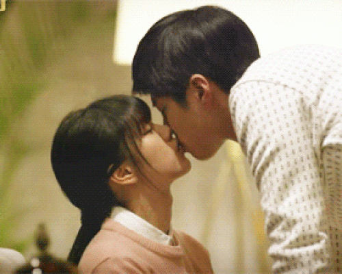  Park Bo Gum - đánh răng thật sạch: Park Bo Gum là một trong những diễn viên đình đám nhận được nhiều yêu mến của khán giả xứ Kim chi. Đàn em thân thiết của Song Joong Ki từng tiết lộ anh rất ngại ngùng khi lần đầu tiên diễn cảnh hôn với bạn diễn nữ. Trong bộ phim Reply 1988, mỹ nam xứ Hàn đã phải chuẩn bị kỹ lưỡng trước khi hôn bạn diễn nữ Hyeri. Trước khi quay, Park Bo Gum đã đi đánh răng thật sạch và uống nhiều nước. Nhờ vậy nên anh tự tin hơn và có được cảnh hôn cực cực chân thật.