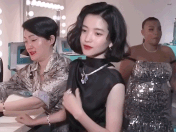 Kim Tae Ri sở hữu chiều cao 1,66 m cùng vóc dáng "mình hạc xương mai", khuôn mặt với các đường nét cổ điển như lông mày rậm, đầu mũi tròn, môi nhỏ, quai hàm sắc nét. Cô được khen hợp với các trang phục, tạo hình sang trọng.