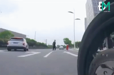 Trong phim Một hạt bụi trần, nữ diễn viên Dĩnh Nhi đã có cảnh quay "để đời". Cảnh cô bị tai nạn phi lý đến mức nó xuất hiện trong mọi bài vết về lỗi dựng phim.
