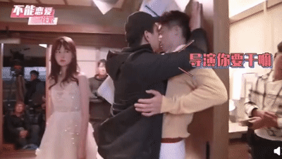 Trong phim Người bạn gái tôi không thể yêu, Hứa Ngụy Châu và Kiều Hân có những cảnh hôn lãng mạn. Trước khi quay thật, nam diễn viên đã thử diễn tập phân đoạn này cùng đạo diễn. Sự nhiệt tình của đạo diễn Vu Trung Trung khiến hai diễn viên chính bất ngờ.