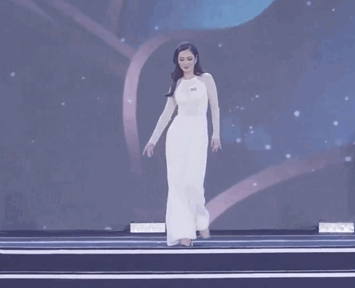 Nông Thúy Hằng là thí sinh gây nhiều chú ý trong đêm thi khi sải bước trên sân khấu với dáng đi được khán giả đánh giá là "kỳ lạ". Trong phần thi áo dài, người đẹp dân tộc Tày bước xuống theo hướng nghiêng người, hai tay như múa.