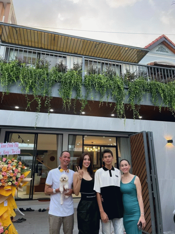 Hoa hậu Trần Tiểu Vy cũng là sao Việt tặng bố mẹ nhà tiền tỷ. Cô từng khoe căn nhà khang trang, rộng 120m2 dành tặng bố mẹ tại Quảng Nam. Đây là thành quả của Hoa hậu Việt Nam 2018 sau 5 năm đăng quang.
