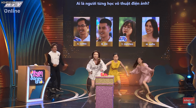 Khi thấy Ngân Khánh nhanh chân giật được cơ hội trong phần thi, Lâm Vỹ Dạ đã hất đổ đạo cụ sân khấu và đòi nghỉ chơi.