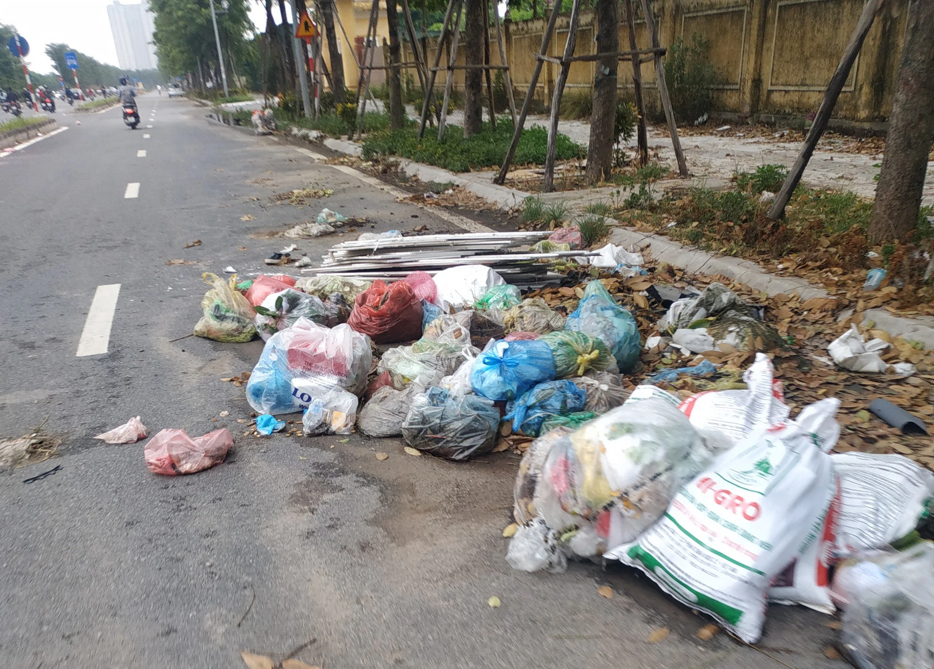 Ảnh: Rác thải bủa vây dự án, làm xấu đại lộ nghìn tỷ Chu Văn An