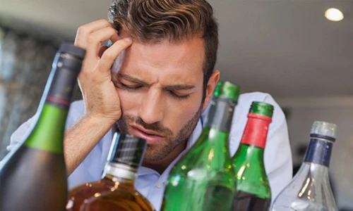 Dấu hiệu bệnh chết người dễ nhầm với say rượu