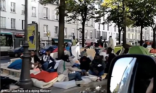Cảnh người tị nạn vạ vật trên đường phố Paris