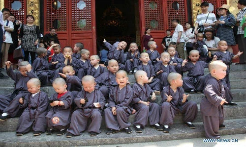 Cuộc thi sắc đẹp chỉ dành cho các “tiểu hoà thượng“