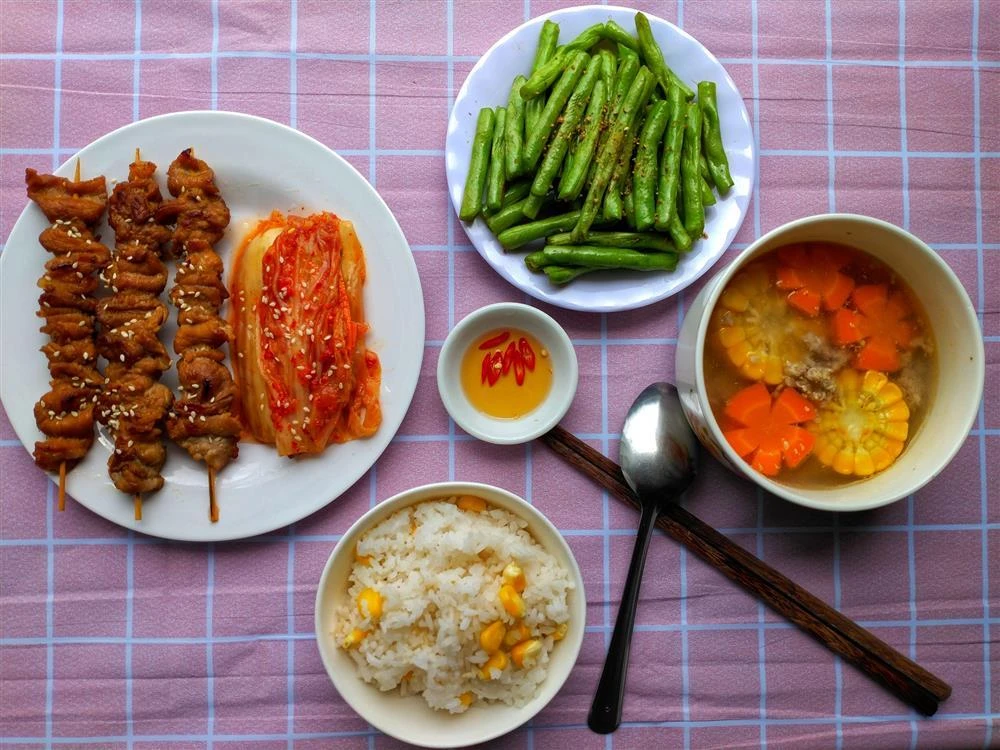 Phát sốt với mâm cơm độc thân của thầy giáo trẻ