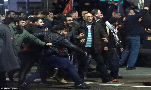 Đụng độ dữ dội giữa cảnh sát và người biểu tình ở Rotterdam