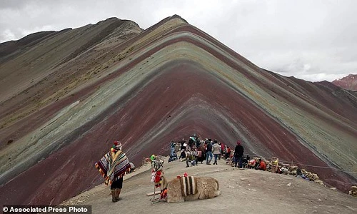 Khám phá núi cầu vồng độc đáo ở Peru