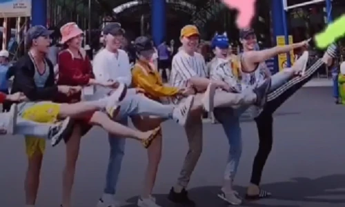 Video: Cười ngất nhóm bạn lầy lội từ lề đường ra tới hồ bơi